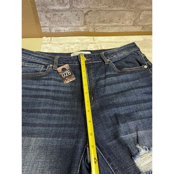 KanCan Women's Mid-Rise Distressed Cropped Denim Jeans Blue Size 13/30 Casual - Picture 14 of 16